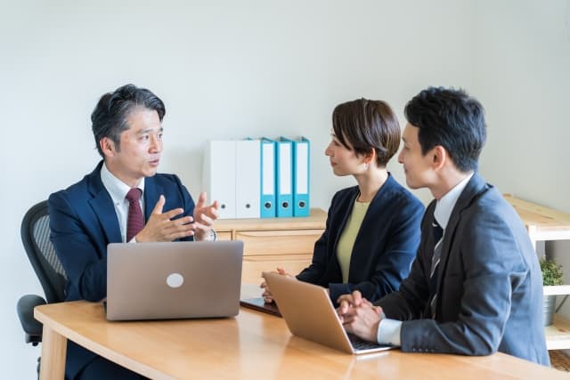 CRMの基本機能一覧|主要4社の比較やSFAとの違い、活用するメリットを解説