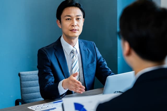 アウトバウンド営業とは?インバウンド営業との違いや成果を上げるコツを解説