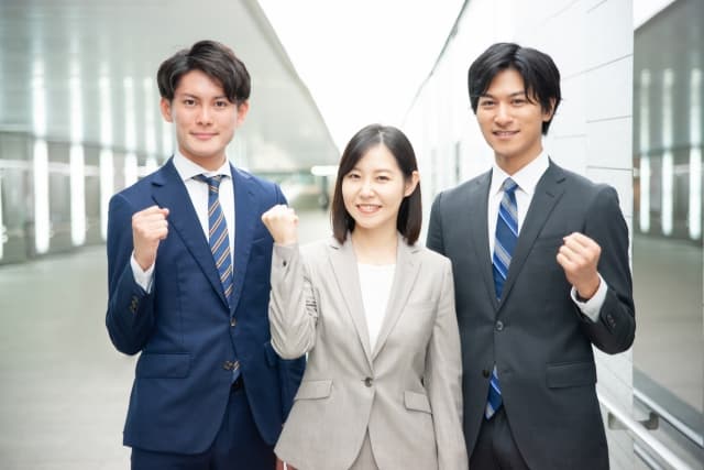 LLMとRAGの違いとは?メリットや実装する際の注意点、活用事例を解説